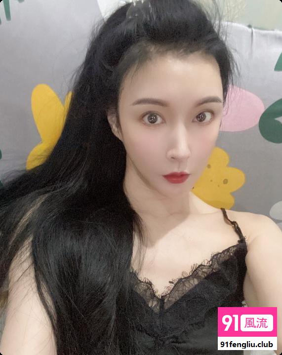 前凸后翘的小姐姐
